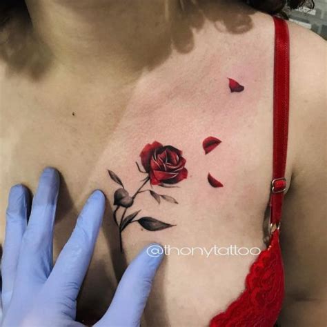 senos pecho rosas flores tatuajes para mujer|La posición de un tatuaje de rosa en el pecho en 3。